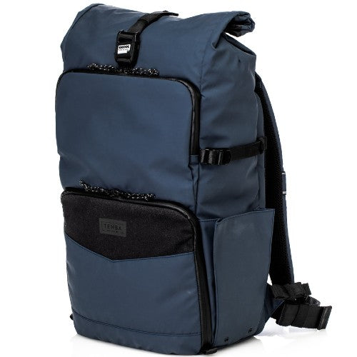 Tenba Mochila - DNA 16 DSLR - Azul is suitable para a mirrorless or DSLR cámara con 4 to 6 lenses y a laptop up to 16" (40 cm).