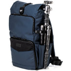 Tenba Mochila - DNA 16 DSLR - Azul is suitable para a mirrorless or DSLR cámara con 4 to 6 lenses y a laptop up to 16" (40 cm).