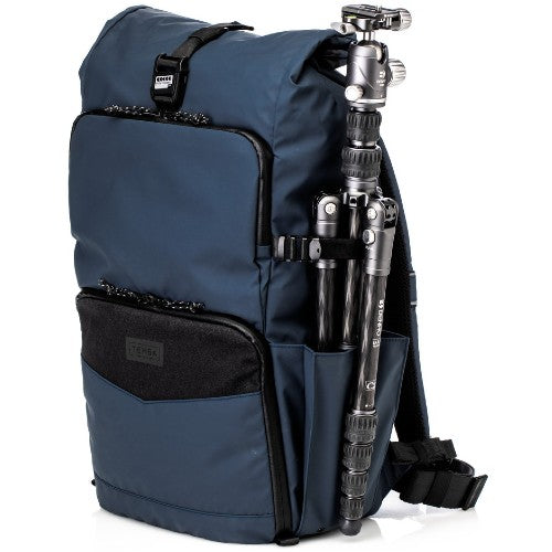 Tenba Mochila - DNA 16 DSLR - Azul is suitable para a mirrorless or DSLR cámara con 4 to 6 lenses y a laptop up to 16" (40 cm).