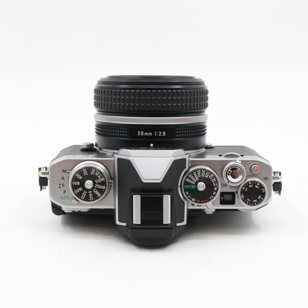 Nikon Z fc + 28mm F/2.8 special edition tweedehands
