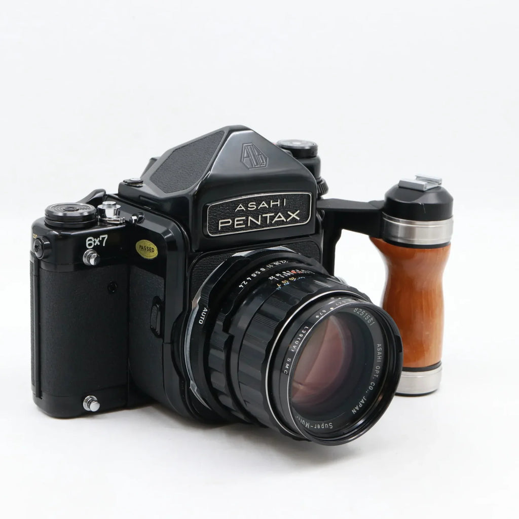 Pentax 6x7 body + SMC Takumar 105mm f/2.4 + handle tweedehands