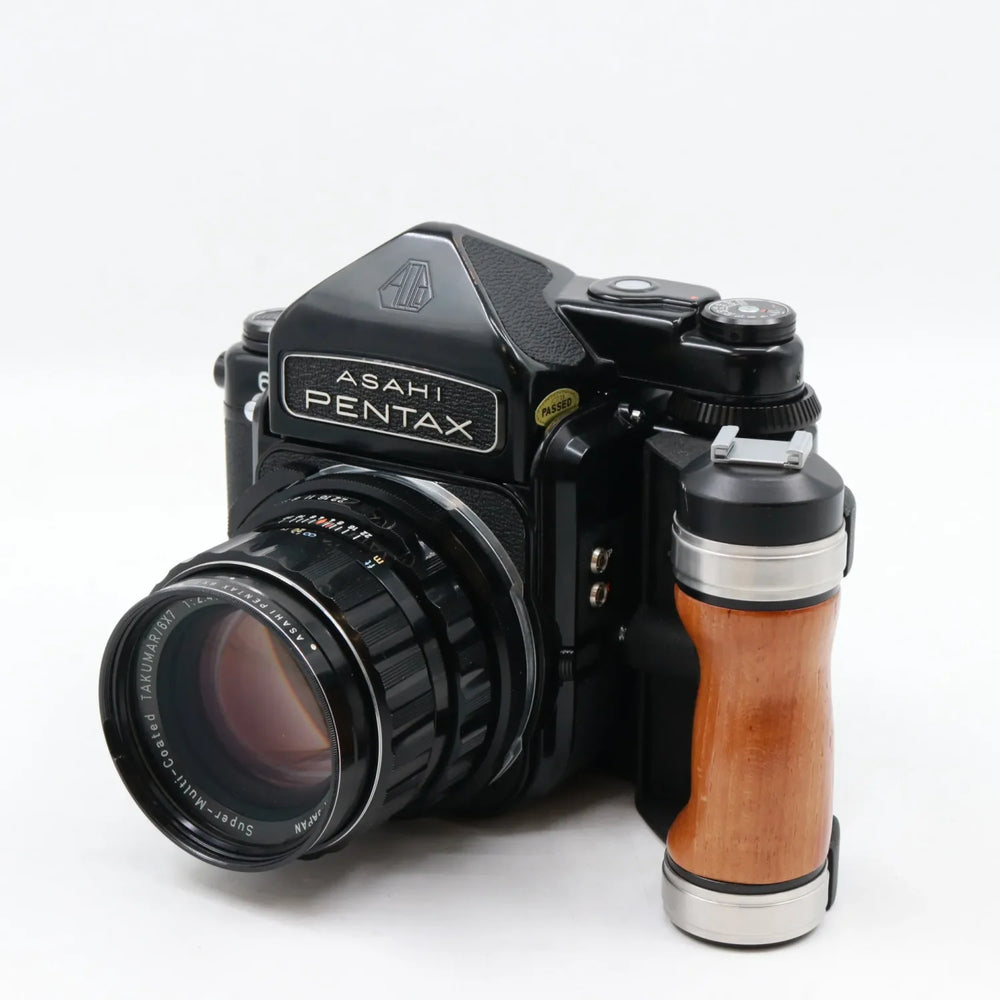 Pentax 6x7 body + SMC Takumar 105mm f/2.4 + handle tweedehands